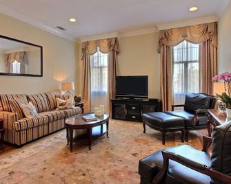 2bd, 1.5 Ba Historic District And River Street-Walk To Everything! - Savannah - Huiskamer