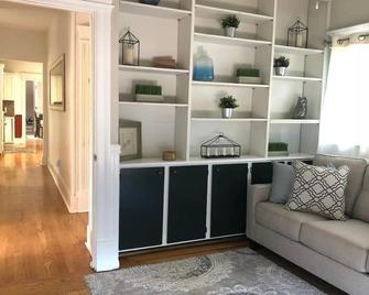 Spacious 3bed/3bath W/ Library Served As Extra Bedroom Home In Willow Glen! - San Jose - Kitchen