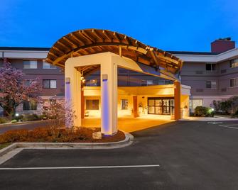 Holiday Inn Express Milwaukee-West Medical Center - Wauwatosa - Building