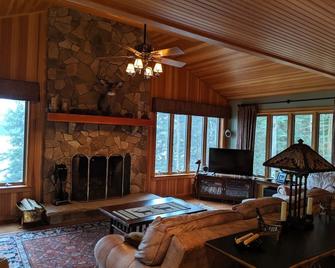 Lake Titus Waterfront - Poplar Point - Malone - Wohnzimmer