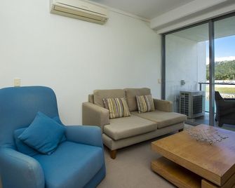 Blue on Blue Studio Room 1222 - Nelly Bay - Living room