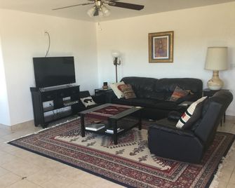 Tranquil Retreat with Gorgeous near 360-degree Mountain Views! - Rio Rico - Sala de estar