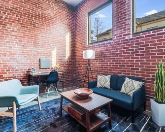 Funky Downtown Flat with Gameroom & Firepit - Lafayette - Living room