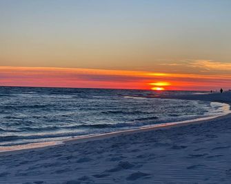 The Crestview Beach House - Crestview - Strand