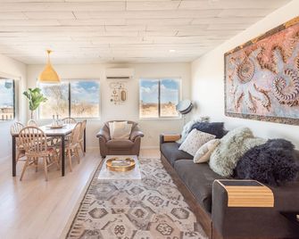 ◇this Is It◇ Landers Desert Getaway 15 Min To Joshua Tree, 1 Br/1 Bth - Landers - Living room