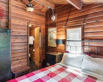 Relax at this Peaceful 1 bedroom cabin on the river - North Bend - Bedroom