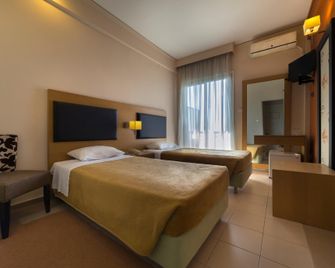 Delfini Hotel - פאטראס - חדר שינה