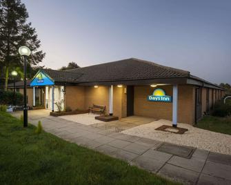 Days Inn by Wyndham Sutton Scotney North - Winchester - Edificio