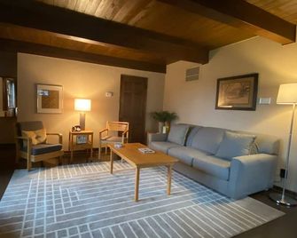 Enjoy a stay in Greendale, WI a National Historic Landmark! - Greendale - Sala de estar