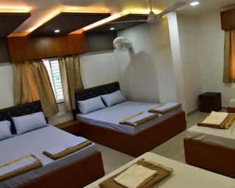Hotel Bhakt Niwas Shegaon - Shegaon - Bedroom