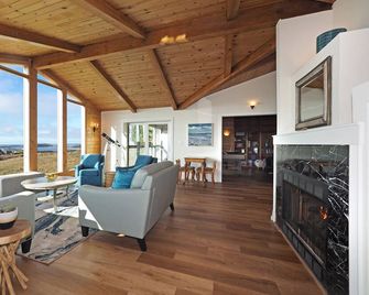 Spacious Ocean View Walking Trail to Beach Hot Tub - Bodega Bay - Wohnzimmer