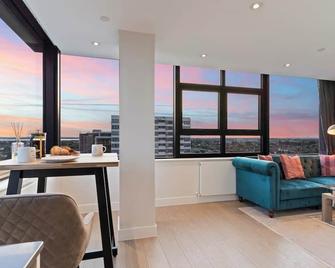 Heathrow Apartment Sleeps 4 - Sunbury-on-Thames - Living room