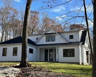 New modern, luxurious home on 2.5 acres. 10 min to Powder Ridge & Middletown. - Durham - Edificio