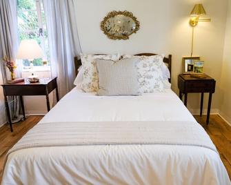 Cozy Renovated Vintage Modern House Downtown! - Fort Myers - Bedroom