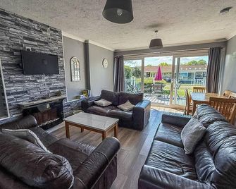 Homely Chalet On A Brilliant Holiday Park In Lowestoft Ref 12004B - Lowestoft - Salon