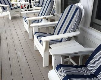 Two BR, 2 bath condo, water views, large, spacious, exclusive use of front porch - Provincetown - Balcony