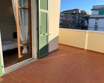 Mistral Holidays - Accogliente camera singola con balcone a 500 mt dal mare - Carrara - Balcony