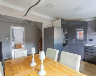 Delightful house in Stone, Staffordshire close to lovely canal side walks. - Stone - Dining room