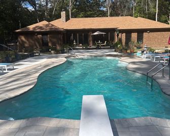 Quiet Forest Villa on a Private Road with Spacious Patios, Fire pit, Pet friendly and a Private pool - Tullahoma - Piscina