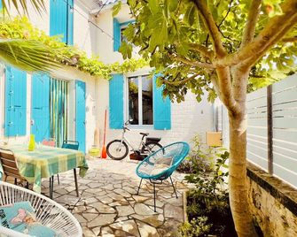 Vintage Guesthouse - Saint-Fort-sur-Gironde - Patio