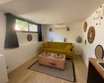 Magnifique cocon sous les chênes - Saint-Martin-de-Londres - Living room