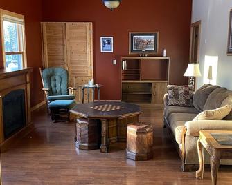Cozy Northwoods Cabin - Ely - Living room