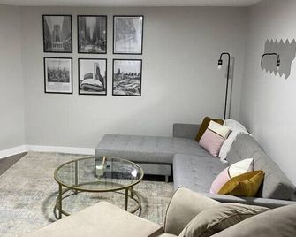 Stylish Urban Retreat 3 Bedroom Newly Re - Chicago - Living room