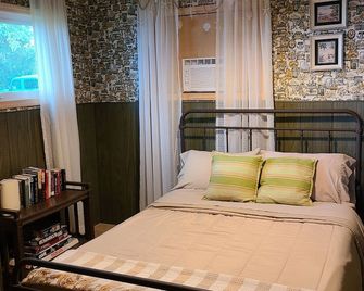 St.Lawrence Riverfront Getaway - Cape Vincent - Bedroom