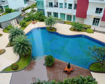 2 Bedrooms Woodland Park Apartment by Travelio - Yakarta - Piscina