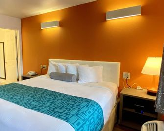 Howard Johnson by Wyndham Lake George - Lake George - Bedroom