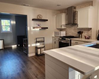 Walking Distance to Aggieville, K-State, and City Park! - Manhattan - Kitchen