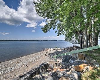 Willow Point about Lake Champlain House with 2 Kayaks! - Isle La Motte - Beach