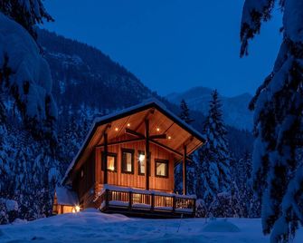 Bear Lodge - 3 Bedroom Luxurious Log Cabin, Private Hot Tub and Mountain Views - Golden - Bâtiment