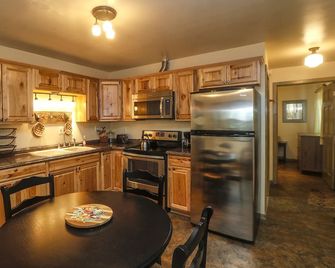 Mountainview Boathouse Apartment. - Delta Junction - Kitchen