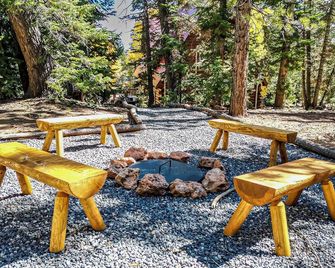 Walk to Duck Creek Village A-Frame Getaway! - Duck Creek Village - Patio