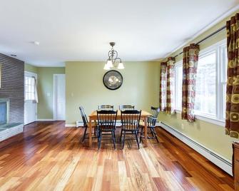 Picture Perfect 3 Bedroom Ranch With Two-Car Garage - 雅芳（康涅狄格州） - 餐廳