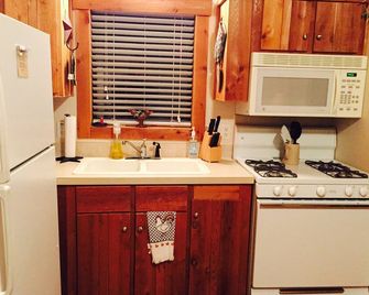 Quaint Cabin in the Woods - Johnson City - Kitchen