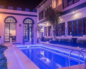 Bombora Surf Camp - South Kuta - בריכה