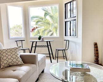 Modern & Cozy Gem ~ Walk to the Beach ~ Queen Beds - Carpinteria - Living room