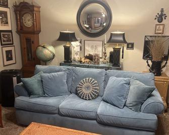 One Mile from I 5 Lovely suite, gas fireplace air conditioned, dog friendly. - Burlington - Wohnzimmer