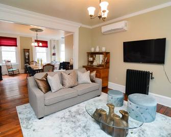 Däs Barenhaus On Broadway (4 Master Bedrooms) - Jim Thorpe - Living room