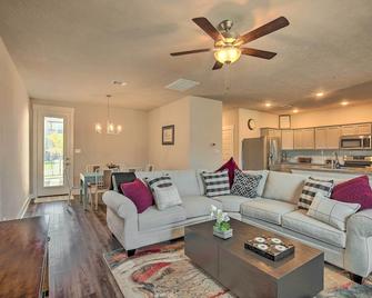 College Station Townhome with Furnished Patio! - College Station - Living room