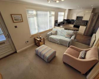 Mumbles Cottage - Sleeps 4 - Pets Ok - Parking - Swansea - Living room