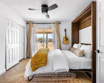 Desert Moon: Fenced Private Acre with Cowboy Pool, Spa, Sauna and Hammocks - Thousand Palms - Bedroom