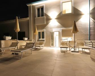 Hotel Cecina Beach - Cecina - Binnenhof