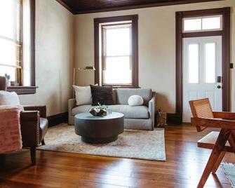 Elegant 3BR in the Heart of Historic Ste Genevieve - Sainte Genevieve - Sala de estar