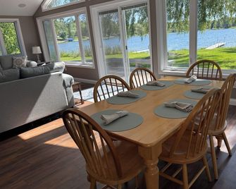 Perfect Waterfront Round Lake Haven with Clear Lake access, WiFi & AC - Fremont - Comedor