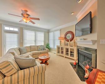Manteo Waterfront Resort Home with 30-Ft Dock! - Manteo - Living room
