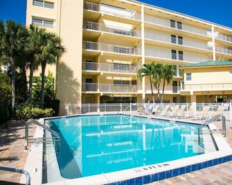 Just Steps To The Beach and exclusive hotels on Marco Island - Marco Island - Pool