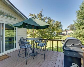 Riverfront Shawano Home w/ Private Backyard! - Shawano - Balkón